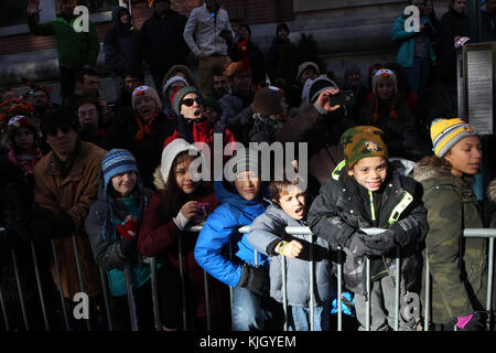 New York, NY, Stati Uniti. 23rd novembre 2017. Il pubblico partecipa alla 91st Annual Macy's Thanksgiving Day Parade il 23 novembre 2017, tenutasi a New York City Credit: Mpi43/Media Punch/Alamy Live News Foto Stock