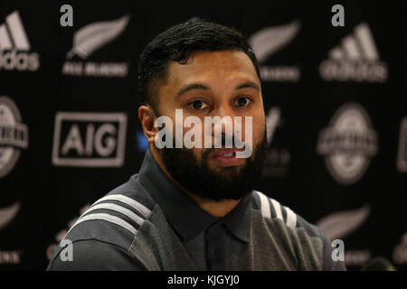 Cardiff, Regno Unito. 23 nov, 2017. lima sopoaga, la Nuova Zelanda allblacks giocatore di rugby parla ai media durante la nazionale neozelandese di rugby annuncio conferenza stampa presso l'hotel hilton di Cardiff, Galles del Sud giovedì 23 novembre 2017. Il team si sta preparando per la loro autunno international series test match contro il Galles a Cardiff questo weekend. pic tramite carta di credito: Andrew orchard/alamy live news Foto Stock