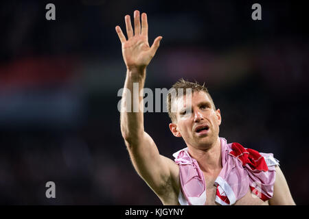 Colonia, Germania. 23 novembre 2017. Arsenal's per Mertesacker ringrazia i tifosi dopo la partita a gironi dell'Europa League tra 1. FC Cologne e FC Arsenal, a Colonia, Germania, 23 novembre 2017. Credito: Marius Becker/dpa/Alamy Live News Foto Stock