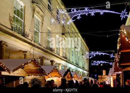 Bagno, somerset, Regno Unito. 23 novembre, 2017. i visitatori godere del divertimento mentre alla ricerca di regali di Natale nel centro della città storica di Bath. Il mercato aperto oggi il 23 di novembre e verrà eseguito al 10 dicembre 2017. I visitatori e i titolari di stallo provengono da tutta Europa per questo spettacolo annuale. © signor standfast /alamy live news Foto Stock