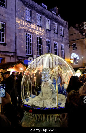 Bagno, somerset, Regno Unito. 23 novembre, 2017. i visitatori godere del divertimento mentre alla ricerca di regali di Natale nel centro della città storica di Bath. Il mercato aperto oggi il 23 di novembre e verrà eseguito al 10 dicembre 2017. I visitatori e i titolari di stallo provengono da tutta Europa per questo spettacolo annuale. © signor standfast /alamy live news Foto Stock