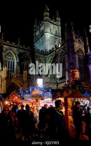 Bagno, Somerset, Regno Unito. 23 Novembre, 2017. I visitatori potranno gustarsi il divertimento mentre alla ricerca di regali di Natale nel centro della città storica di Bath. Il mercato è aperto oggi il 23 di novembre e verrà eseguito al 10 dicembre 2017. I visitatori e i titolari di stallo provengono da tutta Europa per questo spettacolo annuale. © Signor Standfast /Alamy Live news Foto Stock