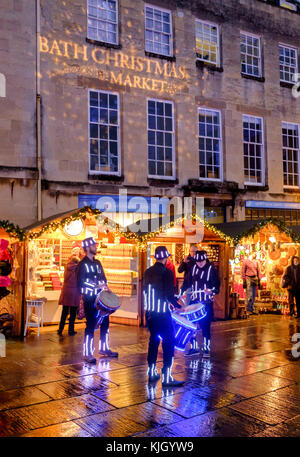 Bagno, Somerset, Regno Unito. 23 Novembre, 2017. I visitatori potranno gustarsi il divertimento mentre alla ricerca di regali di Natale nel centro della città storica di Bath. Il mercato è aperto oggi il 23 di novembre e verrà eseguito al 10 dicembre 2017. I visitatori e i titolari di stallo provengono da tutta Europa per questo spettacolo annuale. © Signor Standfast /Alamy Live news Foto Stock