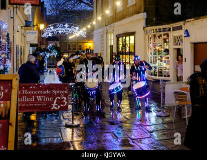 Bagno, Somerset, Regno Unito. 23 Novembre, 2017. I visitatori potranno gustarsi il divertimento mentre alla ricerca di regali di Natale nel centro della città storica di Bath. Il mercato è aperto oggi il 23 di novembre e verrà eseguito al 10 dicembre 2017. I visitatori e i titolari di stallo provengono da tutta Europa per questo spettacolo annuale. © Signor Standfast /Alamy Live news Foto Stock