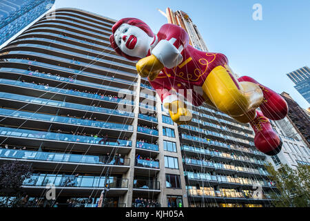 New York, Stati Uniti d'America. 23 Nov, 2017. New York, Stati Uniti d'America. Un palloncino di Ronald MacDonald vola sopra Central Park di New York a sud come guardare le persone dai loro balconi durante il 2017 Macy's Thanksgiving Day parade. Credito: Enrique Shore/Alamy Live News Foto Stock