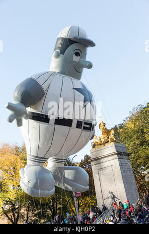 New york, Stati Uniti. 23 nov, 2017.harold il giocatore di baseball di galleggianti a palloncino durante 91macy annuale per il giorno del ringraziamento sfilano lungo le strade di Manhattan credito: lev radin/alamy live news Foto Stock