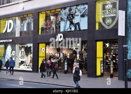 Oxford Street, Londra, Regno Unito. 24th Nov 2017. Inizio molto tranquillo al Black Friday su Oxford Street alle 8am. Credit: Matthew Chattle/Alamy Live News Foto Stock