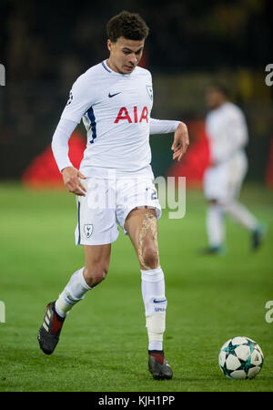 Dortmund, Germania. 21 novembre 2017. Dele Alli del Tottenham in azione durante la partita di calcio della UEFA Champions League tra il Borussia Dortmund e il Tottenham Hotspur allo stadio Signal Iduna Park di Dortmund, Germania, il 21 novembre 2017. - NESSUN SERVIZIO DI TELECOMUNICAZIONE - credito: Thomas Eisenhuth/dpa-Zentralbild/ZB/dpa/Alamy Live News Foto Stock