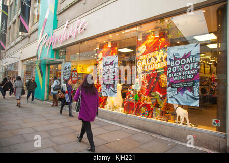 I negozi di cancelleria Paperchase e gli acquirenti nel centro di Manchester il Black Friday, che è diventato uno dei più grandi giorni dello shopping dell'anno. I retailer del negozio discount offrono e riducono i prezzi in gran parte delle loro azioni per iniziare la stagione di acquisto di regali di natale in coincidenza con il controllo di pagamento di fine mese. Foto Stock