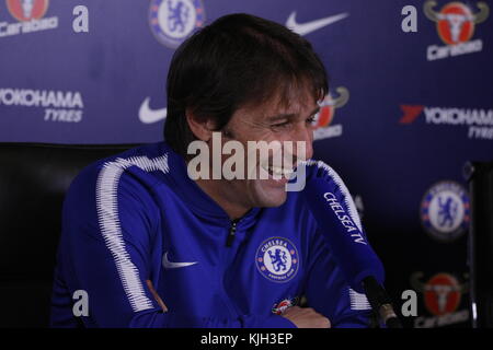 Cobham, surrey, Regno Unito. 24 nov, 2017. Antonio conte, il Chelsea Football Club manager mutandine la stampa circa i suoi piani per battere il liverpool domani in crunch match di premier league ad Anfield credito: motofoto/alamy live news Foto Stock