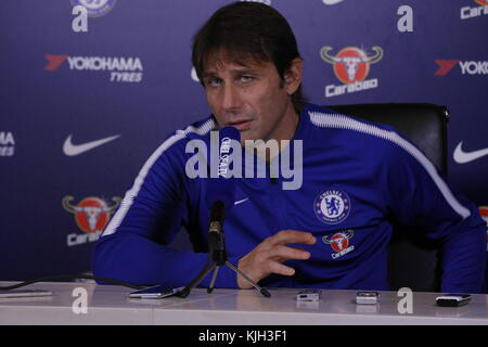 Cobham, surrey, Regno Unito. 24 nov, 2017. Antonio conte, il Chelsea Football Club manager mutandine la stampa circa i suoi piani per battere il liverpool domani in crunch match di premier league ad Anfield credito: motofoto/alamy live news Foto Stock