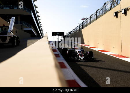 Abu Dhabi. 24 novembre 2017. Motorsports: FIA Formula One World Championship 2017, Grand Prix di Abu Dhabi, #50 Antonio Giovinazzi (ITA, Haas F1 Team), Credit: dpa picture Alliance/Alamy Live News Foto Stock