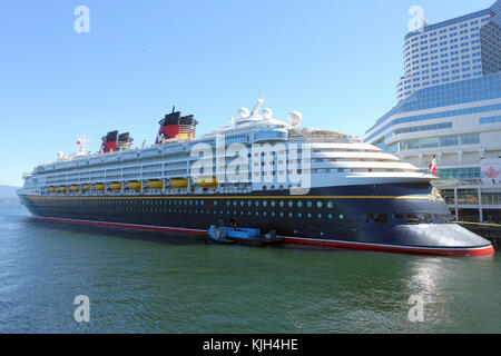 Vancouver, Canada. 28 agosto 2017. La nave da crociera Disney Wonder di stanza a Canada Place a Vancouver, Canada, 28 agosto 2017. Disney Wonder è una nave da crociera della compagnia di navigazione Disney Cruise Line. Credito: Alexandra Schuler/dpa/Alamy Live News Foto Stock