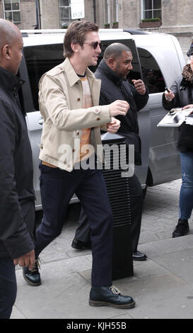 Londra, Regno Unito. 24 Novembre, 2017. Dan Stevens attore visto presso la BBC Studios di Londra Credito: RM Premere/Alamy Live News Foto Stock