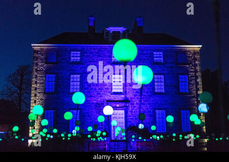 Edimburgo, Scozia, Regno Unito. 24 Novembre 2017. Il più recente evento festivo di Edimburgo, il Natale al Botanics, ha aperto questa sera. Le illuminazioni che si tengono all'interno dei Giardini Botanici reali di Edimburgo sono in funzione per 29 notti. Inverleith House con sfere di luce in mostra Bloom. Credit: Iain Masterton/Alamy Live News Foto Stock