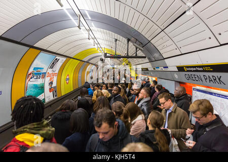 Londra, UK, 24 novembre 2017. Stazione della metropolitana di Green Park piattaforme sono pericolosamente sovraffollati con confusi i passeggeri in attesa, a seguito di un incidente di sicurezza a Oxford Street Tube Station in precedenza. Credito: Imageplotter News e sport/Alamy Live News Foto Stock