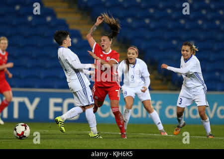 Cardiff, Regno Unito. 24 nov, 2017. Natascia harding del Galles credito: è bloccato da adilya vyldanova (l) del Kazakistan .galles donne v Kazakistan le donne, 2019 world cup qualifier corrispondono a Cardiff City Stadium di Cardiff, Galles del Sud venerdì 24 novembre 2017. pic da andrew orchard/alamy live news Foto Stock