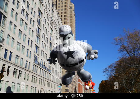 New York, Stati Uniti. 23 novembre 2017. Il pallone di novità Harold the Baseball Player galleggia lungo Central Park nella 91esima sfilata del giorno del Ringraziamento Macys a New York, 23 novembre 2017. ( Credit: Gordon Donovan/Alamy Live News Foto Stock