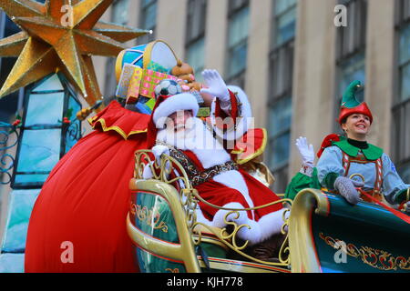 New York, Stati Uniti. 23 novembre 2017. Babbo Natale si fa strada verso la folla dei Macys Babbo Natale in slitta nella 91esima sfilata del giorno del Ringraziamento Macys a New York, 23 novembre 2017. Credit: Gordon Donovan/Alamy Live News Foto Stock