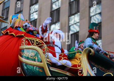 New York, Stati Uniti. 23 novembre 2017. Babbo Natale si fa strada verso la folla dei Macys Babbo Natale in slitta nella 91esima sfilata del giorno del Ringraziamento Macys a New York, 23 novembre 2017. Credit: Gordon Donovan/Alamy Live News Foto Stock