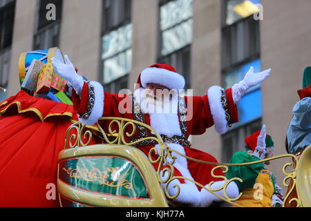 New York, Stati Uniti. 23 novembre 2017. Babbo Natale si fa strada verso la folla dei Macys Babbo Natale in slitta nella 91esima sfilata del giorno del Ringraziamento Macys a New York, 23 novembre 2017. Credit: Gordon Donovan/Alamy Live News Foto Stock