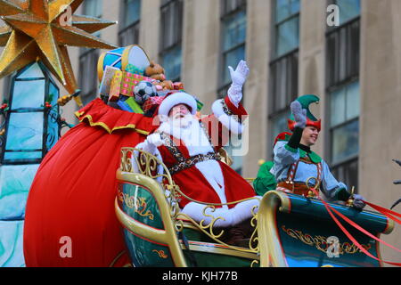 New York, Stati Uniti. 23 novembre 2017. Babbo Natale si fa strada verso la folla dei Macys Babbo Natale in slitta nella 91esima sfilata del giorno del Ringraziamento Macys a New York, 23 novembre 2017. Credit: Gordon Donovan/Alamy Live News Foto Stock