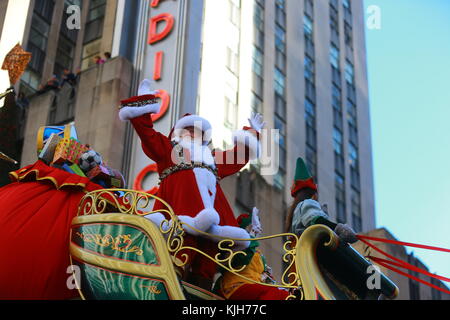 New York, Stati Uniti. 23 novembre 2017. Babbo Natale si fa strada verso la folla dei Macys Babbo Natale in slitta nella 91esima sfilata del giorno del Ringraziamento Macys a New York, 23 novembre 2017. Credit: Gordon Donovan/Alamy Live News Foto Stock