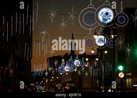 Londra, Regno Unito. 24 Novembre, 2017. London, England Regno Unito. Le luci di Natale decorazioni su The Strand in Londra centrale guardando verso di Nelson's colonna in Trafalgar Square al crepuscolo. 24 novembre 2017 Credit: BRIAN HARRIS/Alamy Live News Foto Stock