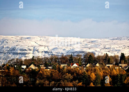 Glasgow, Scozia, Regno Unito 25 novembre. Meteo nel Regno Unito: Le temperature notturne gelide lasciano il posto a una mattina fredda e luminosa per bearsden con neve residua sulle colline Campsie che si affacciano sui sobborghi del nord di Glasgow. Credit Gerard Ferry/Alamy News Foto Stock