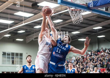 Leicester, Regno Unito. 24 nov, 2017. gran bretagna dan clark e Grecia vangelis margaritis durante la fiba world cup qualificazioni tra la Gran Bretagna e la Grecia a leicester arena.punteggio finale gran bretagna 92 Grecia 95 Credit: stephen wright/sopa/zuma filo/alamy live news Foto Stock