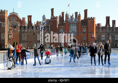 Hampton Court Palace, SW LONDRA, REGNO UNITO. Il 25 novembre 2017. Il primo giorno di pattinaggio all'aperto Pattinaggio su ghiaccio a Hampton Court Palace a sud ovest di Londra. Credito: Julia Gavin/Alamy Live News Foto Stock