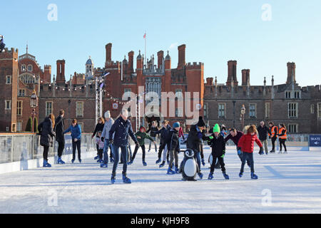 Hampton Court Palace, SW LONDRA, REGNO UNITO. Il 25 novembre 2017. Il primo giorno di pattinaggio all'aperto Pattinaggio su ghiaccio a Hampton Court Palace a sud ovest di Londra. Credito: Julia Gavin/Alamy Live News Foto Stock