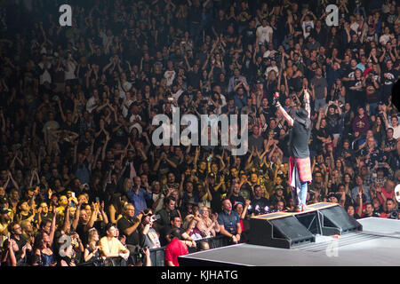 Los Angeles, CALIFORNIA, Stati Uniti. 25 novembre 2017. 24 novembre 2017 - Los Angeles, California, USA - Axl Rose della rock band Guns N' Roses si esibisce durante il Not in This Lifetime North America tour presso lo Staples Center di Los Angeles, California, venerdì 24 novembre 2017. Crediti: KC Alfred/ZUMA Wire/Alamy Live News Foto Stock