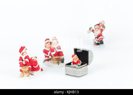 Mini Figure e una scintillante scatola. decorazione di Natale isolato su sfondo bianco. primo piano. Foto Stock