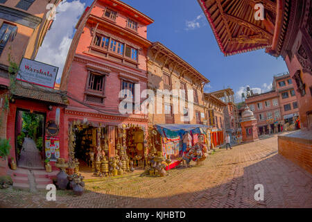 Bhaktapur, nepal - Novembre 04, 2017: unidentified gente camminare nei pressi di una strada del mercato di Bhaktapur, Nepal Foto Stock