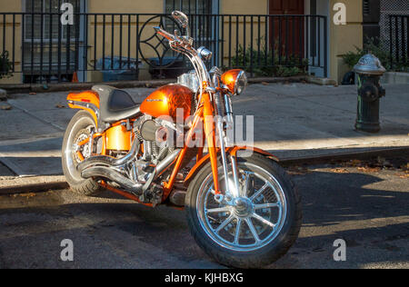 La motocicletta Orange Harley-Davidson è parcheggiata in una strada a New York Città Foto Stock