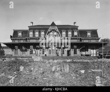 Fotografia in bianco e nero di un edificio della stazione ferroviaria di una piccola città, di Walker Evans, fotografo americano noto per il suo lavoro per la Farm Security Administration che documenta gli effetti della Grande depressione, Betlemme, Pennsylvania, 1935. Dalla Biblioteca pubblica di New York. Foto Stock