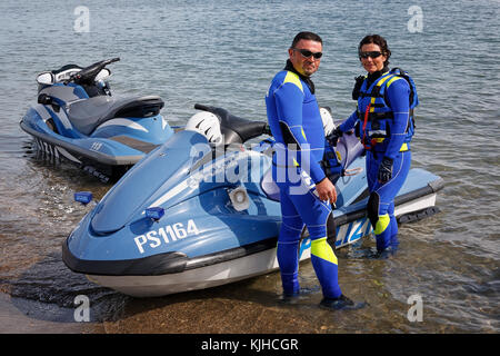 Roma, Italia - 9 maggio 2009: maritime agenti di polizia, polizia speciale dipartimento dell'Italia, si stanno preparando per andare alla spiaggia, in un esercizio pubblico durante t Foto Stock