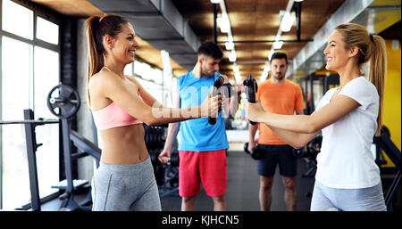 Due attraenti ragazze fitness ginnastica Foto Stock