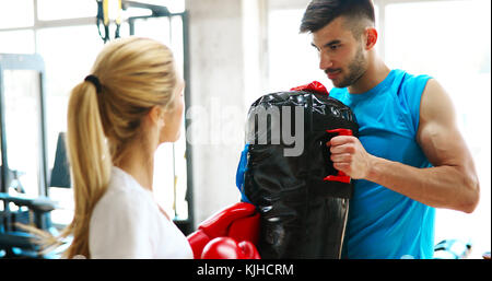 Immagine di donna indossa guantoni da pugilato in palestra Foto Stock