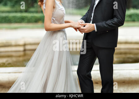 Le mani degli sposi tema Nozze, tenendo le mani sposi novelli Foto Stock