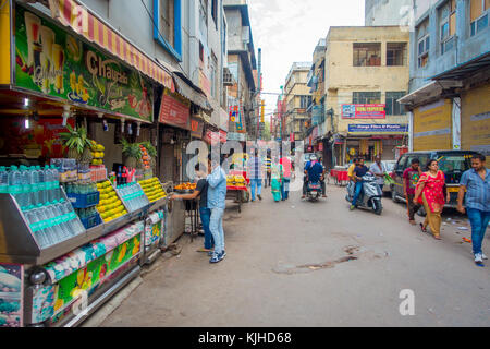 Delhi, India - 25 settembre 2017: persone non identificate all esterno del piccolo negozio di vendita al dettaglio con frutti, in paharganj delhi con acquirenti musulmano Foto Stock