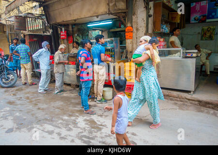 Delhi, India - 25 settembre 2017: persone non identificate nei pressi di un cibo negozi in paharganj delhi con acquirenti musulmano Foto Stock