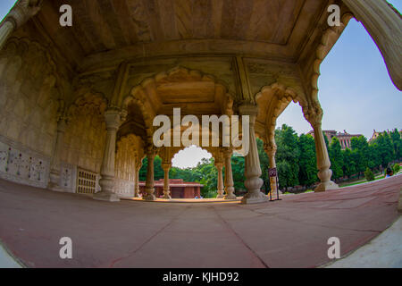 Delhi, India - 25 settembre 2017: colonne scolpite e gli archi della hall del pubblico privato o diwan i khas nella Lal Qila o red fort di Delhi, India Foto Stock