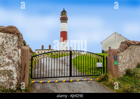 Buchan Ness faro nel villaggio di Boddam, istituito nel 1827, segna l'entrata al porto a Peterhead, Aberdeenshire, Scotland, Regno Unito Foto Stock