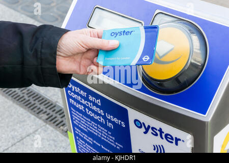 Passeggero utilizzando un contactless oyster card per pagare la tariffa sul trasporto pubblico di Londra system Foto Stock