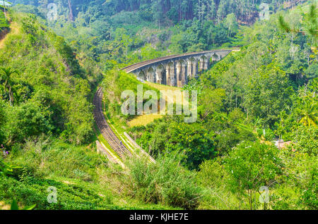 Nove ponte di arco è una delle principali attrazioni del resort, la gente a guardare i treni che corre attraverso la giungla lussureggiante lungo la grande pietra costrut Foto Stock