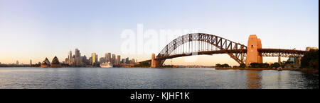 Ampio panorama della città di Sydney con la Opera House e l'Harbour Bridge di sunrise come si era visto da Kirribilli a Sydney, NSW, Australia Foto Stock