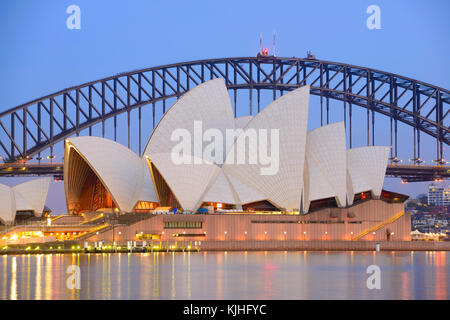 Sydney Opera House e Harbour Bridge al tramonto, il Royal Botanic Garden, Sydney, NSW, Australia Foto Stock