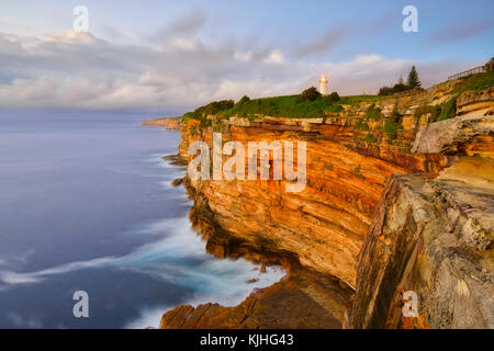 La Macquarie faro sorge su un oceano spettacolare scogliera di Watsons, Sydney, NSW, Australia Foto Stock
